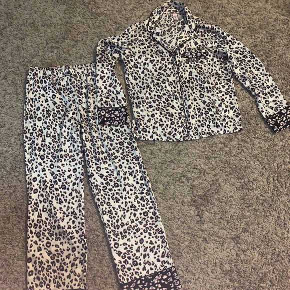 Victoria's Secret Other - Victoria’s Secret small satin pajama set